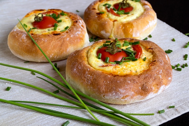 Torta hecha en casa del país con queso y tomates.