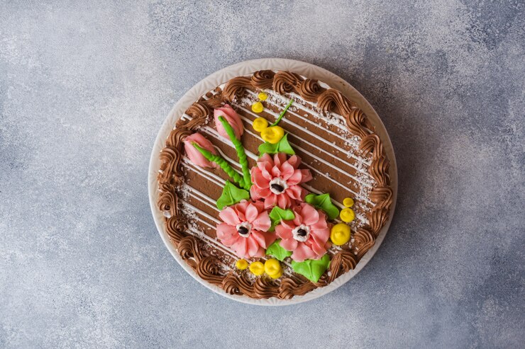 Torta hermosa del merengue adornada con las rosas poner crema.