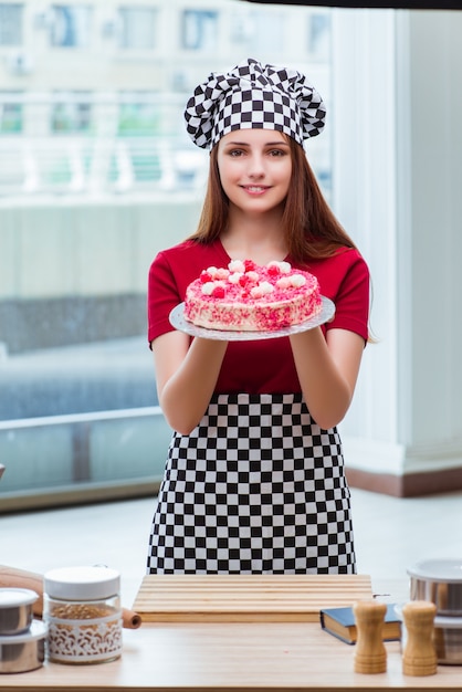 Torta joven de la hornada del ama de casa en cocina