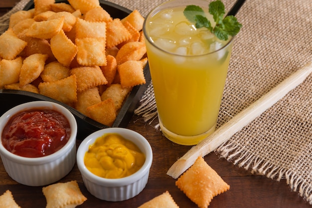 Torta justa com suco de cana de açúcar