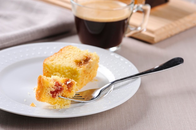 Foto torta de maíz brasileña hecha con un tipo de harina de maíz fuba bolo de fuba enfoque selectivo