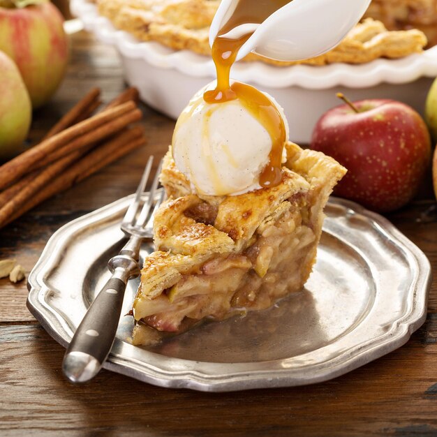 Torta de manzana casera con helado de vainilla