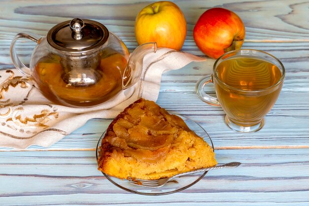 Torta de manzana y té de cerca