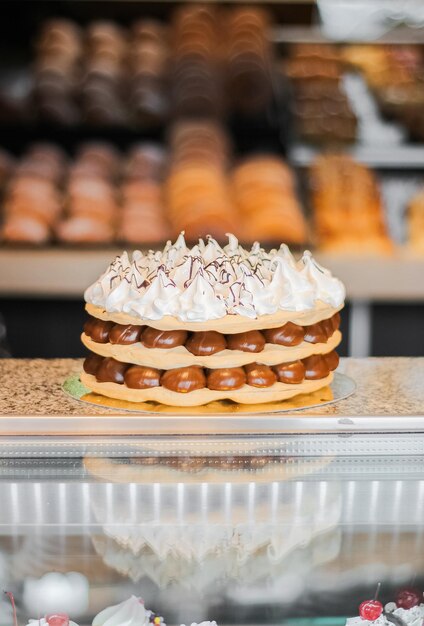 Foto torta marquise con mucho dulce de leche en el centro de una panadería