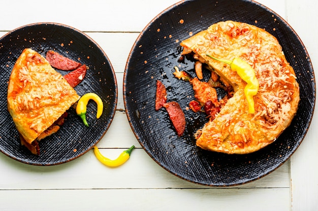 Torta mexicana com linguiça defumada e frango. Torta de carne.