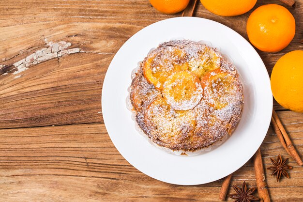 Torta de naranja en el fondo de madera