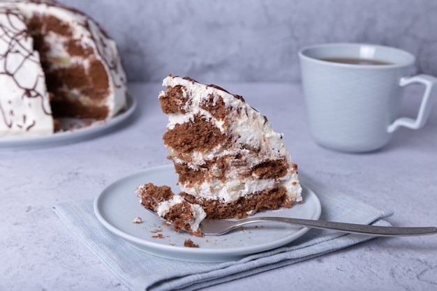 Torta De Pancho. Bizcocho casero con crema agria y piña. Decorado con ganache.