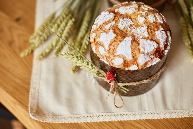 Torta de pascua con decoración rústica trigo en mesa de madera las vacaciones