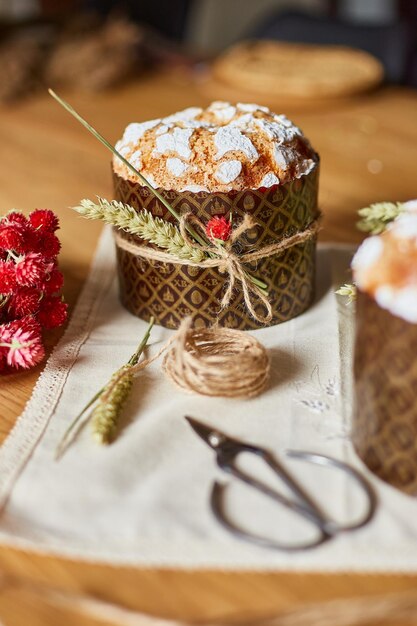 Torta de pascua con decoración rústica trigo en mesa de madera las vacaciones