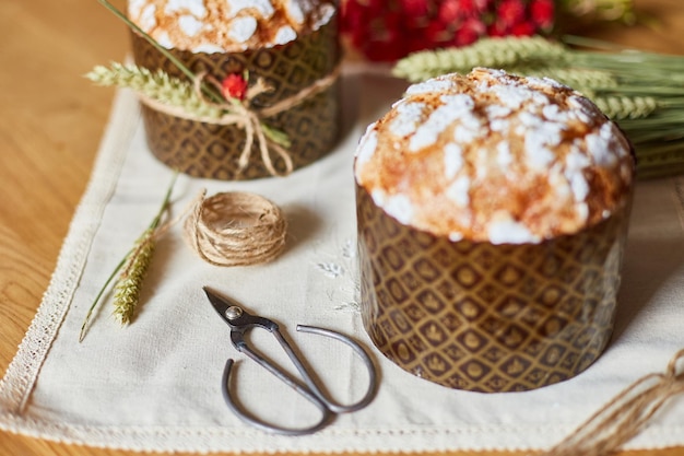 Torta de pascua con decoración rústica trigo en mesa de madera las vacaciones