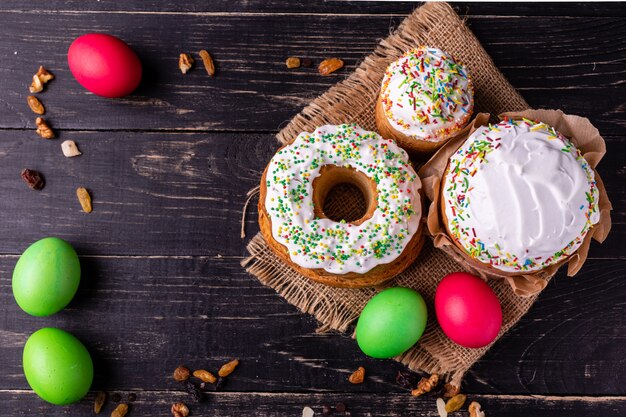 Torta de Pascua y huevos coloridos en un fondo oscuro