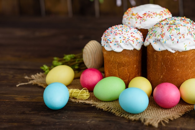 Torta de Pascua en una tabla de madera marrón.