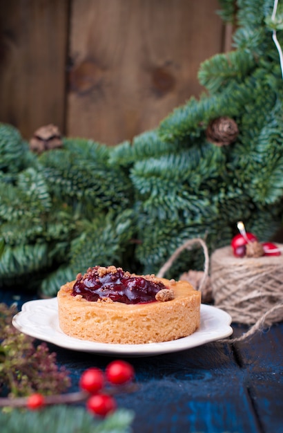 Torta pequena com cranberries e geléia e árvore de natal