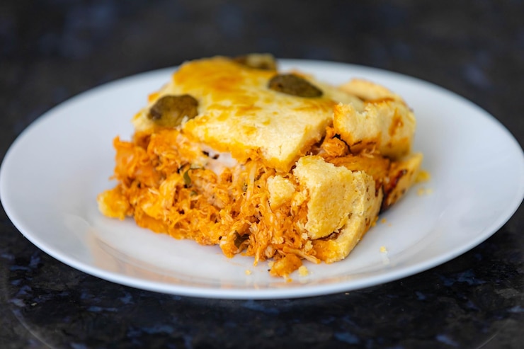 Foto torta de pollo tradicional con el típico catupiry brasileño empado de frango