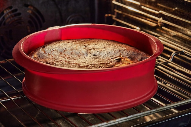 Torta recém-cozida a arrefecer no forno, delícias caseiras.