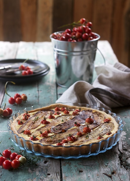 Torta recheada com legumes, queijo cottage e creme