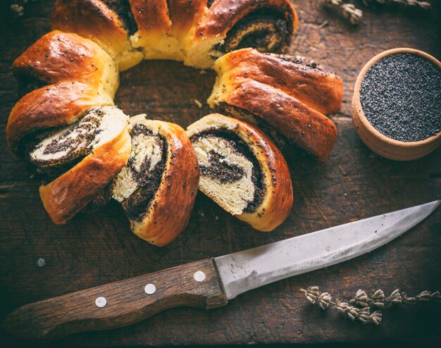 Torta redonda assada com sementes de papoula