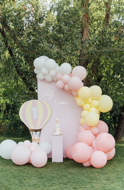 Foto torta rosa de primer cumpleaños con adornos para cake smash