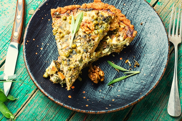 Torta rural com acelga, queijo feta e ervilhas. Torta com ervas, nutrição adequada.