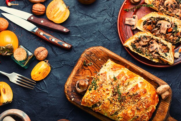 Torta saborosa com cogumelos champignons e caqui