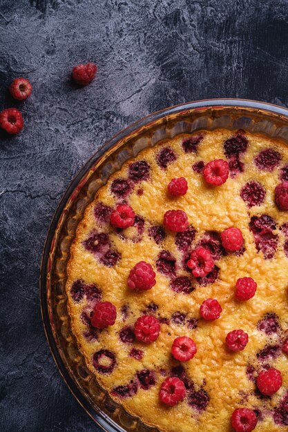 Torta saborosa com gelatina e frutas frescas de framboesa na assadeira