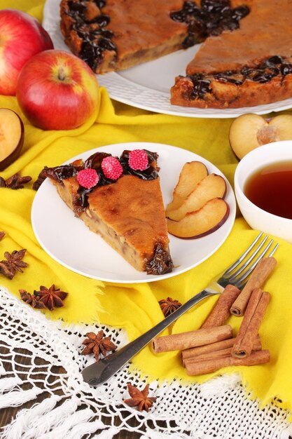 Torta saborosa num prato numa mesa de madeira