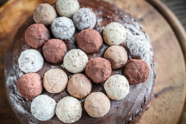 Torta sacher decorada com trufas