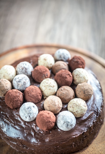 Torta Sacher decorada con trufas