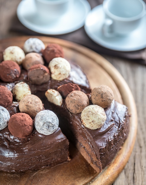 Torta Sacher decorada con trufas