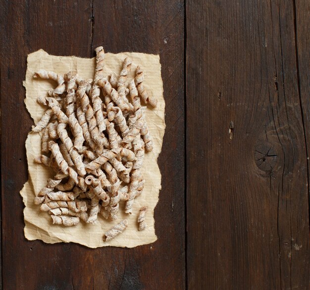 Torta de sagne de pasta de trigo integral sobre fondo de madera