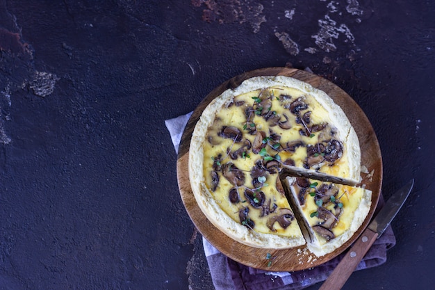 Torta salgada com cogumelos e queijo