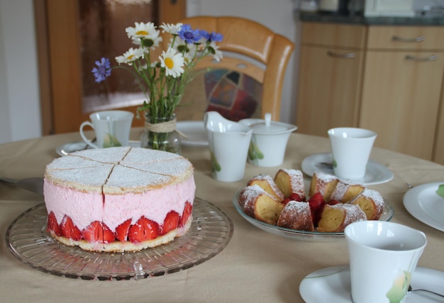Torta servida na mesa em casa
