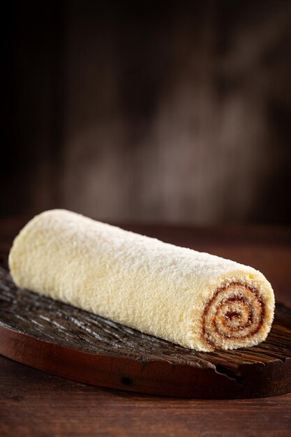 Foto torta suíça cheia de pasta de goiaba