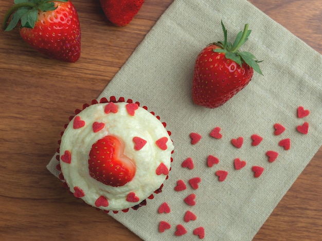 Torta de la taza de fresa de terciopelo rojo