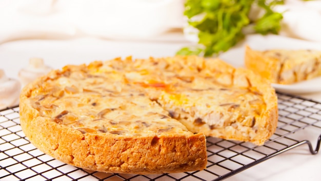 Foto torta torta caseira recentemente saborosa de lorena da quiche francesa com carne e cogumelos da galinha.