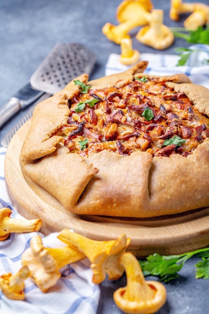 Torta tradicional Galette com chanterelles selvagens