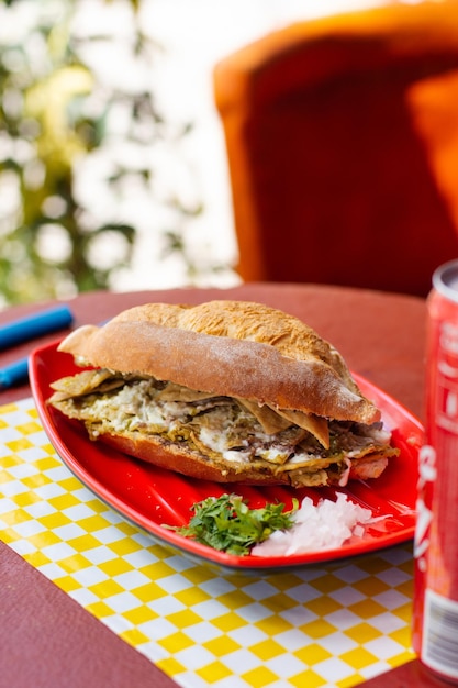 Torta tradicional mexicana de chilaquiles en una mesa