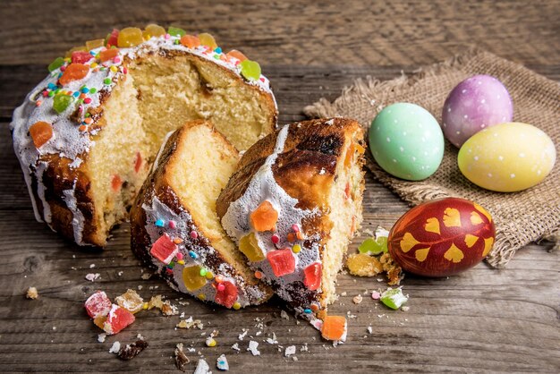 Torta tradicional de Pascua y huevos sobre fondo de madera