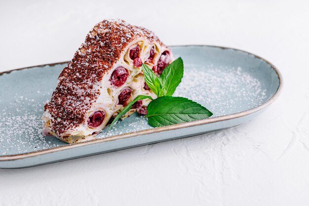 Torta triangular de cerezas con chispas de chocolate y crema