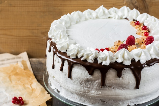 Torta de Victoria con las fresas, los arándanos y la menta en la tabla. Postre. Cocina inglesa