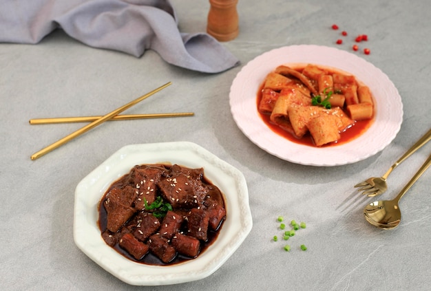 Tortas de arroz coreanas en salsa de soja negra Jjajang Tteokbokki o Jjajangmyeon Topokki con Topkki en salsa roja