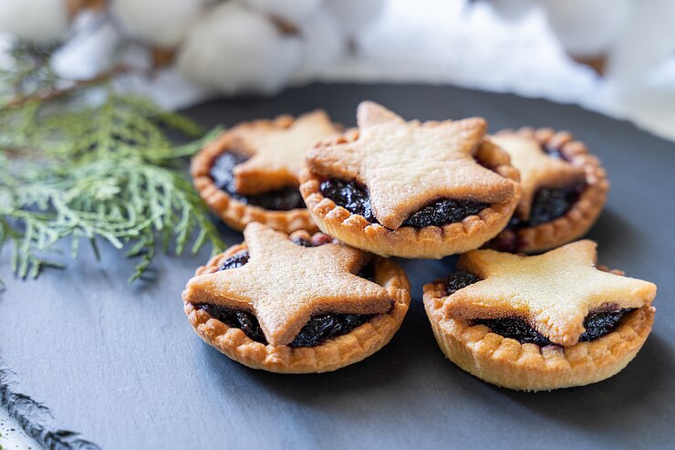 Tortas artesanais de Natal em um prato de ardósia