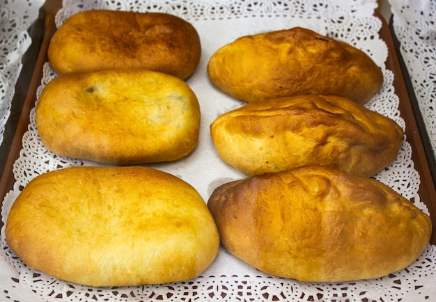 Tortas assadas fritas Comida de rua Produtos de farinha recheados em uma bandeja