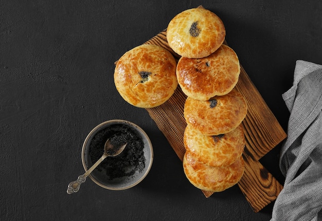 Tortas austríacas de natal tradicionais mohnzelten na vista superior da mesa de cozinha