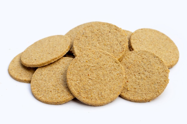 Tortas de avena sobre un fondo blanco.