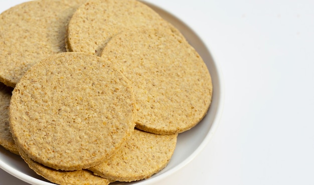 Tortas de avena sobre un fondo blanco.