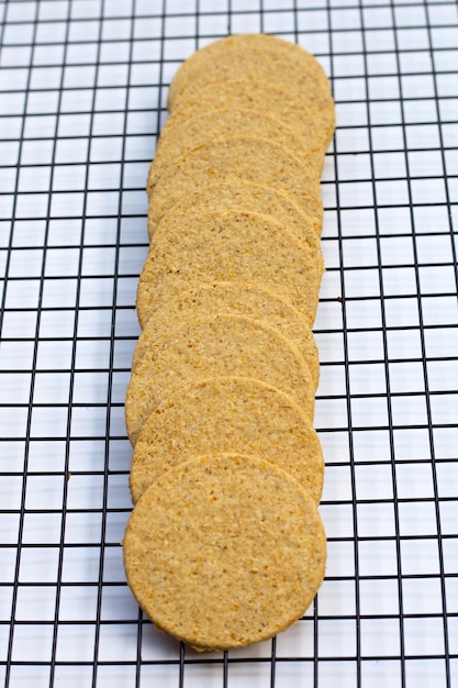 Foto tortas de avena sobre un fondo blanco.