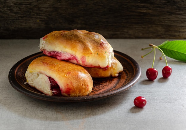 Tortas caseiras com cerejas em um prato de barro Cozimento caseiro