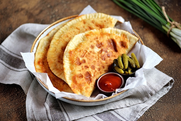 Tortas caseiras de cheburek com carne