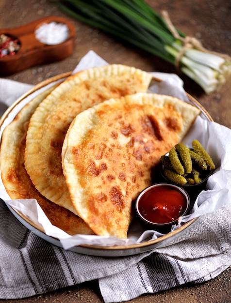 Tortas caseiras de cheburek com carne